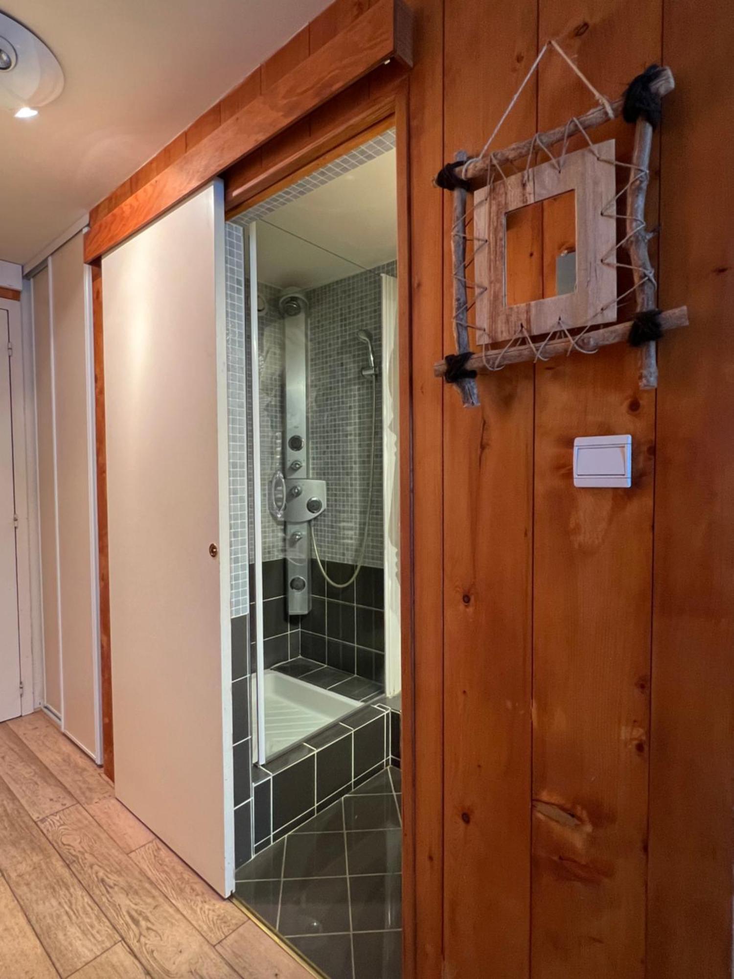 Dernier Etage Avec Vue Sur Les Montagnes Emplacement Exceptionnel Au Coeur De Val Thorens Ski Aux Pieds Prestations Incluses Luaran gambar